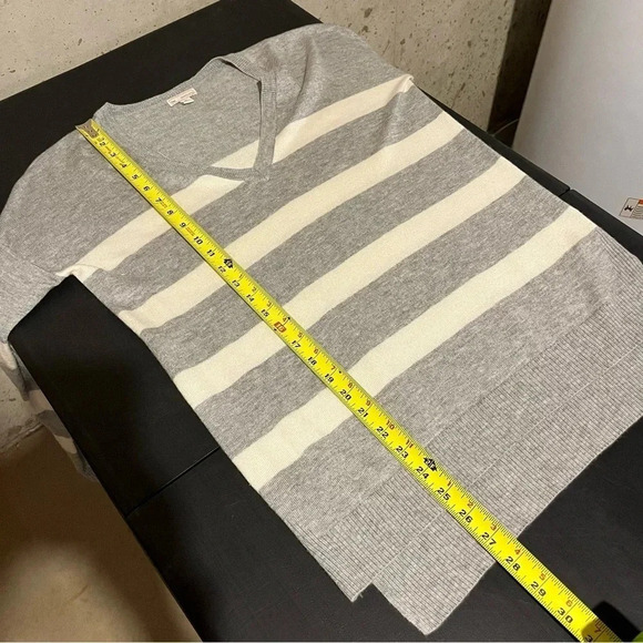 Women’s GAP Lightweight Sweater, Gray & White Striped Deep V-Neck Size XS - Picture 8 of 8